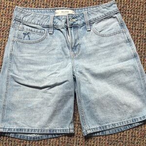 Hollister Women's Classic Blue Jean Shorts low-rise baggy, 7” inseam sz 00 w25